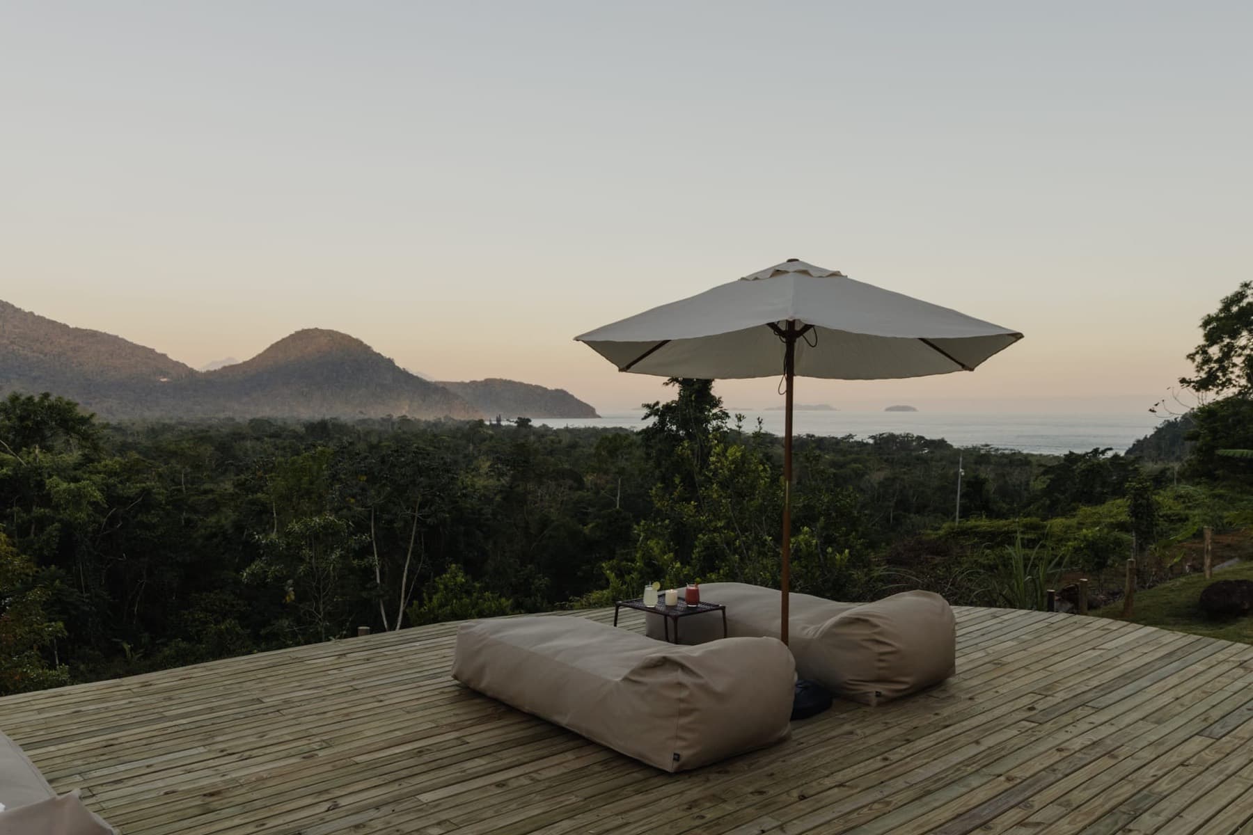 Deck do hotel ao amanhecer