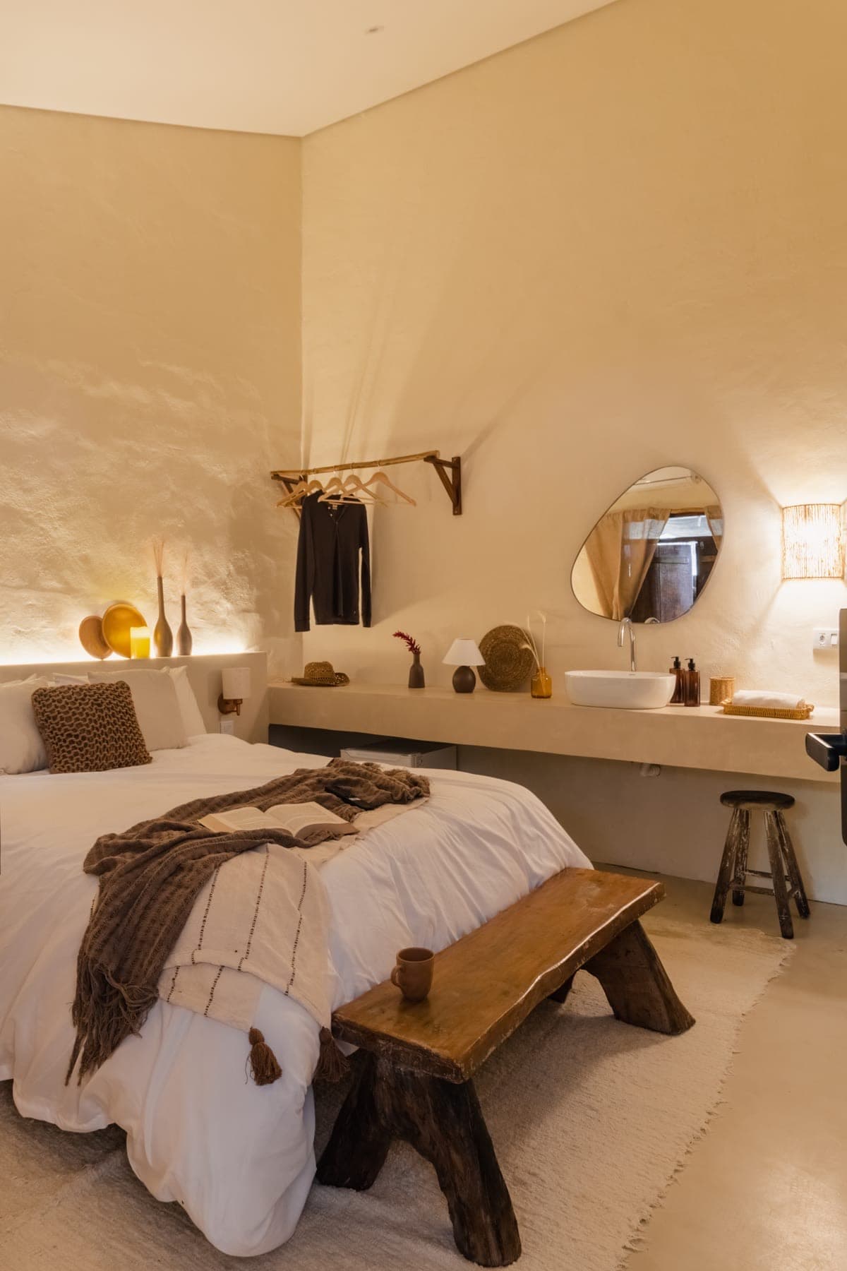 Quarto com luz baixa ao fim da tarde